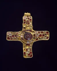 Cruz (Cruz de Holderness) (carbonato de calcio, granate y oro)